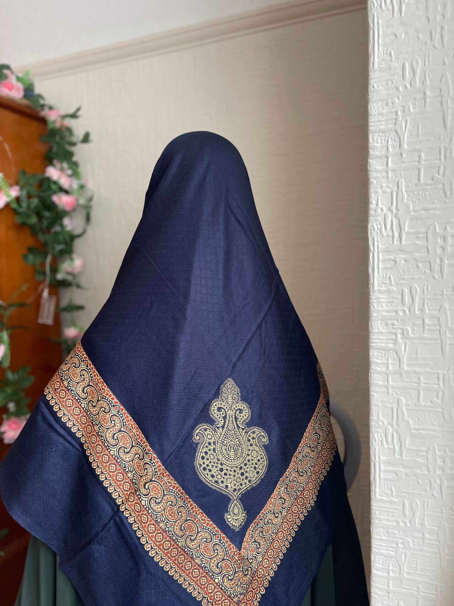 Bundle Emirati Thobe & Yemini Shemagh.